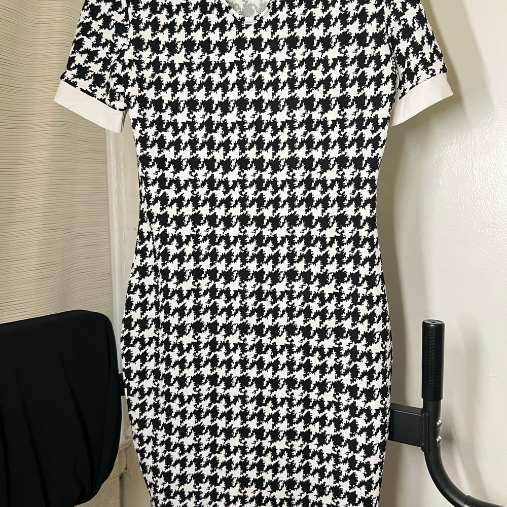Black and White Bodycon Dress with Short Cuffed Sleeves and V-Neck for Work